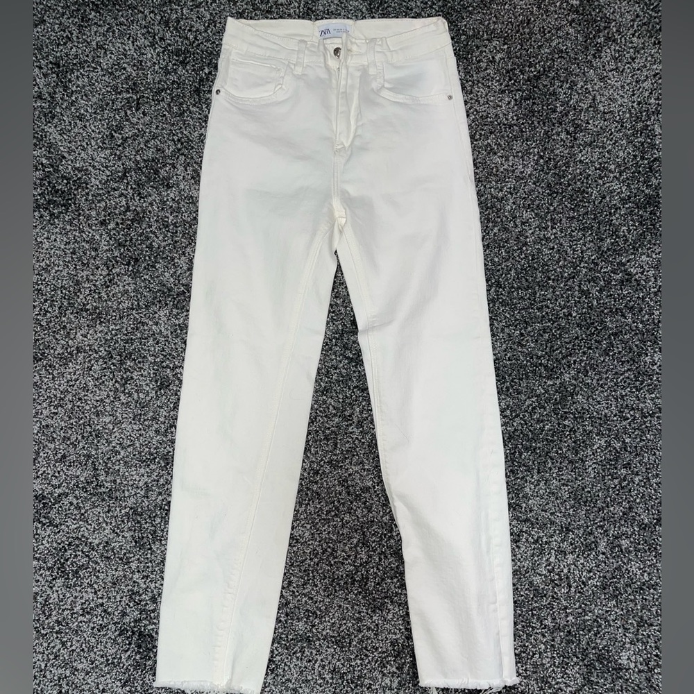 Women’s white straight leg jeans size 4